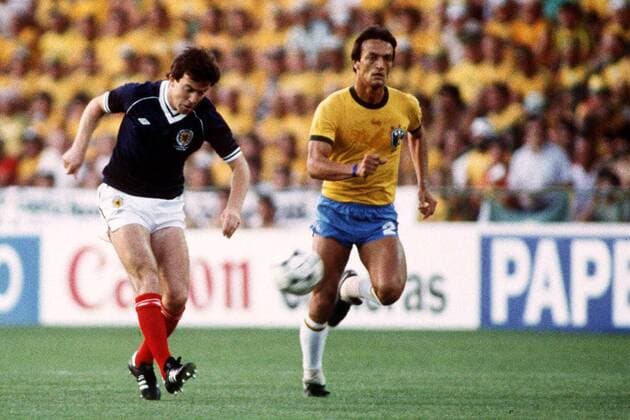 John Robertson (Schottland, li.) zieht vor Leandro (Brasilien) ab -  Fußball WM Herren Weltmeisterschaft 1982, Nationalmannschaft, Nationalteam, Nationaltrikot, Länderspiel, Gruppe 6 Gruppe Sevilla Dynamik,