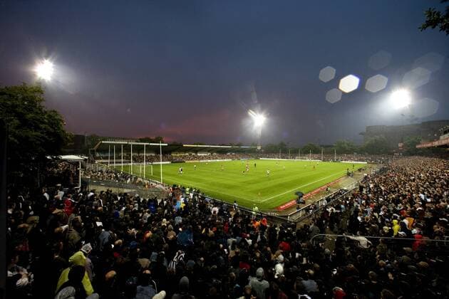 Fußball, Stadiongeschichte FC St. Pauli Das Millerntorstadion in Hamburg, Heimspielstätte des FC St. Pauli, ist trotz des schlechten Wetters gut gefüllt Fußball Herren Regionalliga Nord 2005 2006, 3. Liga, FC St. Pauli Totale Stadion am Millerntor Hamburg