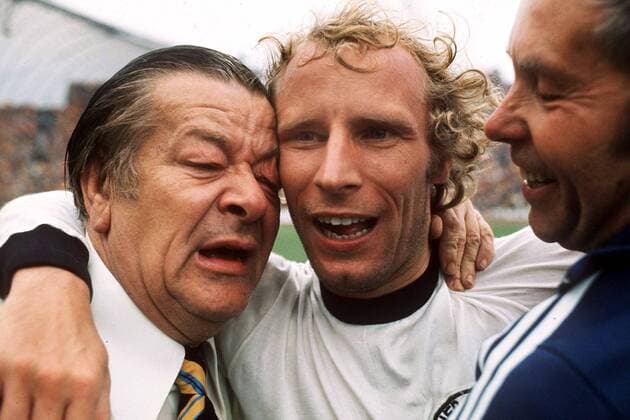 Weltmeister BR Deutschland - Berti Vogts (Mitte), Masseur Erich Deuser (re.) und ein Funktionär jubeln -  Fußball WM Herren Weltmeisterschaft 1974, Nationalmannschaft, Nationalteam, Länderspiel, Finale, Endspiel Gruppe München Glück, Harmonie, Freude,