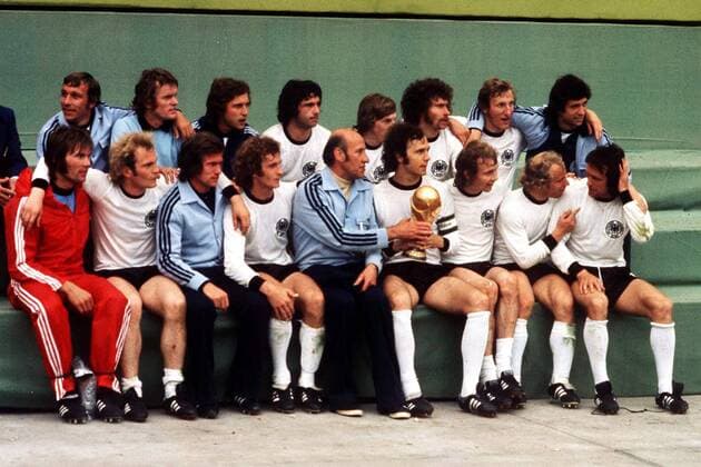 BR Deutschland, hi.v.li.: Horst Dieter Höttges, Torwart Sepp Maier, Heinz Flohe, Gerd Müller, Jürgen Grabowski, Paul Breitner, Hans Georg Schwarzenbeck, Bernd Cullmann, vorn: Torwart Norbert Nigbur, Uli Hoeneß... -  Fußball WM Herren Weltmeisterschaft 1974, Nationalmannschaft, Nationalteam, Länderspiel, Finale, Endspiel, Keeper Totale Pokal, Trophäe, FIFA Weltpokal München, Weltmeister, Nationaltrainer Freude,