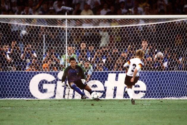 Andreas Brehme (BR Deutschland) zieht beim Strafstoß ab und trifft zum 1:0, Torwart Sergio Goycochea (Argentinien) erwartet den Ball (Serie 2 4)-  Fußball WM Herren Weltmeisterschaft 1990, Nationalmannschaft, Nationalteam, Nationaltrikot, Weltmeisterschaftshistorie Totale Geschichte, Historie, Fußballgeschichte Rom, Fußballhistorie, Finale, Endspiel Dynamik,