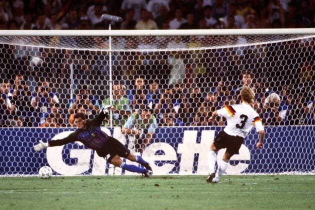 Andreas Brehme (BR Deutschland) zieht beim Strafstoß ab und trifft zum 1:0, Torwart Sergio Goycochea (Argentinien) streckt sich nach dem Ball (Serie 3 4)-  Fußball WM Herren Weltmeisterschaft 1990, Nationalmannschaft, Nationalteam, Nationaltrikot, Weltmeisterschaftshistorie Totale Geschichte, Historie, Fußballgeschichte Rom, Fußballhistorie, Finale, Endspiel Dynamik,