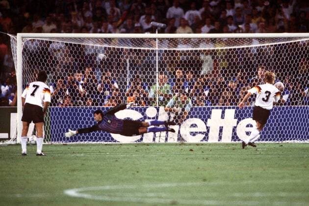 Andreas Brehme (BR Deutschland, re.) trifft per Strafstoß zum entscheidenden 1:0, Torwart Sergio Goycochea (Argentinien) streckt sich nach dem Ball, Pierre Littbarski (BR Deutschland) schaut zu (Serie 4 4) -  Fußball WM Herren Weltmeisterschaft 1990, Nationalmannschaft, Nationalteam, Nationaltrikot, Weltmeisterschaftshistorie Totale Geschichte, Historie, Fußballgeschichte Rom, Fußballhistorie, Finale, Endspiel Dynamik,