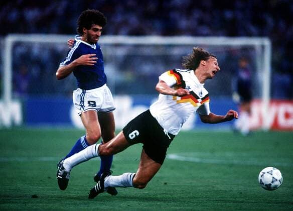 Guido Buchwald (BR Deutschland, re.) wird von Gustavo Dezotti (Argentinien) zu Fall gebracht -  Fußball WM Herren Weltmeisterschaft 1990, Nationalmannschaft, Nationalteam, Nationaltrikot, Länderspiel, Finale Gruppe Rom Dynamik, Kampf,