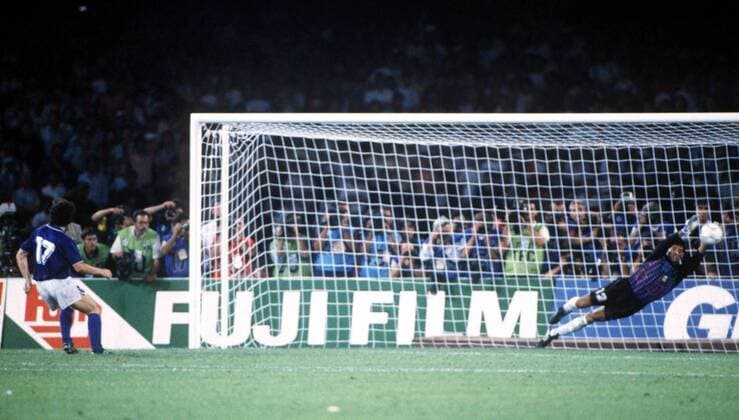 Torwart Sergio Goycochea (Argentinien) hält beim Stand von 3:3 im Elfmeterschießen den Schuß von Roberto Donadoni (Italien) -  Fußball WM Herren Weltmeisterschaft 1990, Nationalmannschaft, Nationalteam, Nationaltrikot, Länderspiel, Halbfinale Totale Neapel Abwehr, Dynamik,