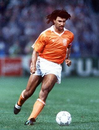 Ruud Gullit (Niederlande) am Ball -  Fußball WM Herren Weltmeisterschaft 1990, Nationalmannschaft, Nationalteam, Nationaltrikot, Länderspiel, Gruppe F Einzelbild Palermo Dynamik,