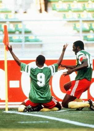 Torschütze Roger Milla (li.) und Stephen Tataw (beide Kamerun) - Torjubel -  Fußball WM Herren Weltmeisterschaft 1990, Nationalmannschaft, Nationalteam, Nationaltrikot, Länderspiel, Gruppe B Gruppe Bari Freude, Begeisterung,