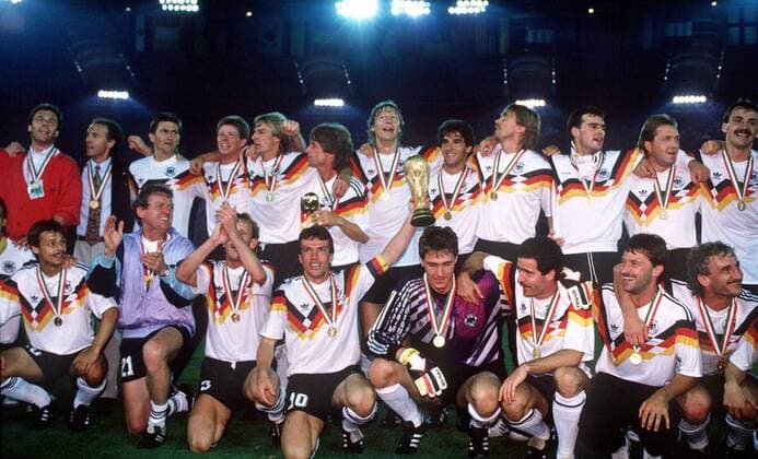 Weltmeister BR Deutschland, hi.v.li.: Assistent Holger Osieck, Teamchef Franz Beckenbauer, Klaus Augenthaler, Stefan Reuter, Jürgen Klinsmann, Frank Mill, Guido Buchwald, Karl Heinz Riedle, Paul Steiner, ... -  Fußball WM Herren Weltmeisterschaft 1990, Nationalmannschaft, Nationalteam, Nationaltrikot, Länderspiel, Finale, BRD Totale Bundestrainer, Trainer, Coach, Nationaltrainer, Co Rom, Nationalcoach, Assistenztrainer, Trophäe Glück, Harmonie, Freude,