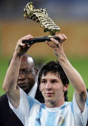 Lionel Messi (Argentinien) präsentiert stolz den Goldenen Schuh für den besten Torschützen bei der U20 Weltmeisterschaft 2005 -  Fußball WM Herren U 20 Junioren Weltmeisterschaft 2005, Länderspiel, Finale, Endspiel, Länderspiel, Nationalteam, Einzelbild Utrecht, Adidas