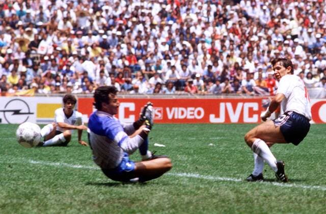 Gary Lineker (England, re.) überwindet Torwart Roberto Fernandez (Paraguay) und trifft zum 3:0 -  Fußball WM Herren Weltmeisterschaft 1986, Nationalmannschaft, Nationalteam, Nationaltrikot, Länderspiel, Achtelfinale Gruppe Mexiko Stadt, Mexico City Dynamik,