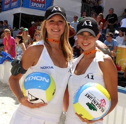 Zwei Nokia Promotiongirls am Rande eines Beachvolleyballturniers in Klagenfurt Beachvolleyball Herren Swatch FIVB World Tour 2005, Grand Slam, Worldtour, Beach Gruppe Ball, Bälle, Kopfbedeckung, basecap Klagenfurt