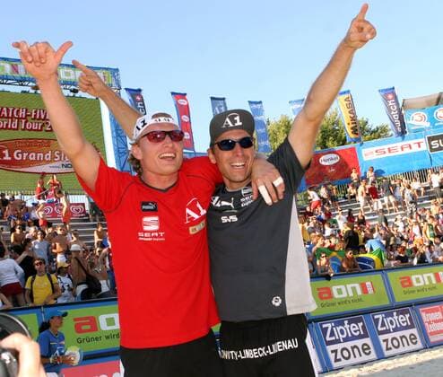 Robert Nowotny (re.) und Peter Gartmayer (beide Österreich) jubeln Beachvolleyball Herren Swatch FIVB World Tour 2005, Grand Slam, Worldtour, Beach Gruppe Klagenfurt Begeisterung, Freude,