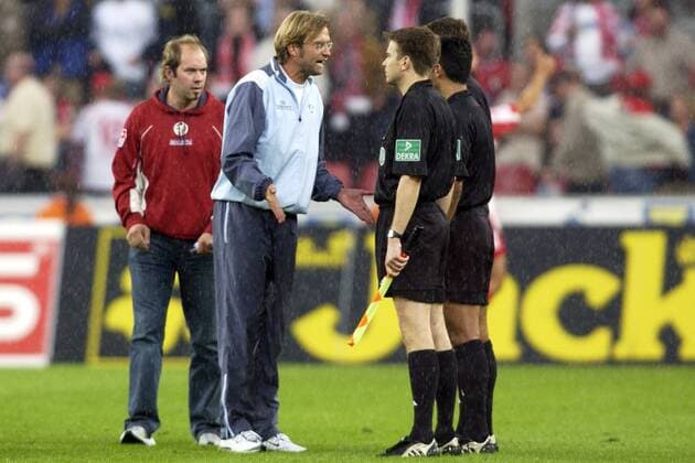 Trainer Jürgen Klopp (Mainz, 2.v.li.) beschwert sich bei Schiedsrichter Rafati, vorn Assistent Holger Henschel Fußball 1. BL Herren Saison 2005 2006, FSV Mainz 05 Gruppe Köln