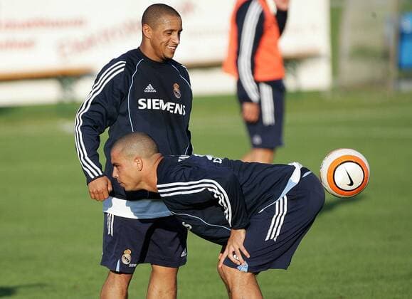 Ronaldo jongliert den Ball mit seinem Hintern, Roberto Carlos (beide Madrid) hat seinen Spaß Fußball Herren Primera Division 2005 2006, 1. Spanische Liga, Saisonvorbereitung, Training, Trainingslager, Gruppe Irdning Komik