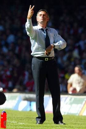 Trainer Jose Mourinho (Chelsea) gibt Anweisungen -  Fußball Herren Community Shield 2005 (2006), Charity, englischer Supercup, English Premier League Einzelbild Cardiff