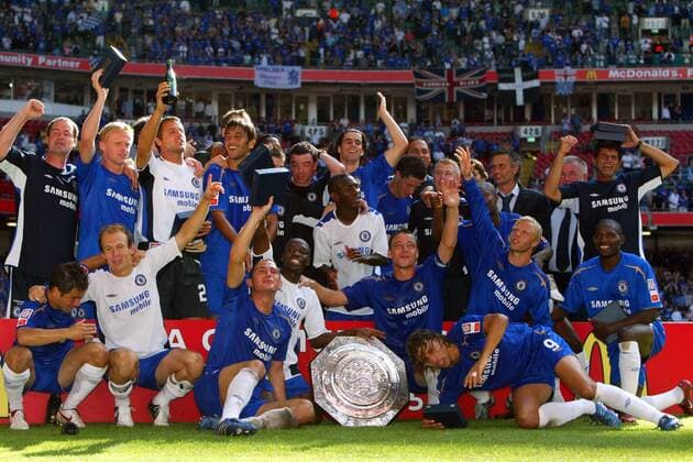 Supercupsieger Chelsea, hi.v.l.: Co Trainer Steve Clarke, Damian Duff, Torwart Carlo Cudicini, Paulo Ferreira, x, Shaun Wright Phillips, Tiago, Wayne Bridge, x, Trainer Jose Mourinho, x, Co Baltemar Brito, vorn: Joe Cole... - Fußball Herren Community Shield 2005 (2006), Charity, englischer Supercup, English Premier League Totale Sieger, Jubel, jubeln, Siegesjubel, Supercupsieg Cardiff, Pokal, Trophäe, Schild Freude, Begeisterung,