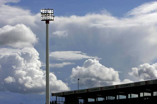 Fußball, Stadiongeschichte Rot Weiß Ahlen Wolken über dem Wersestadion Fußball 2. BL Herren Saison 2005 2006, Flutlichtmast, Flutlichtmasten, Himmel, Wolken, Wolkenhimmel Totale Flutlichtspiel Ahlen