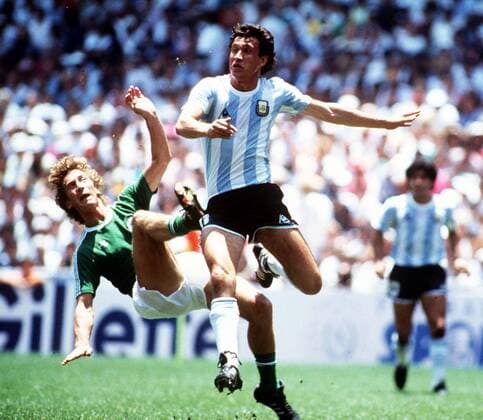 Jorge Valdano (Argentinien, re.) gegen Ditmar Jakobs (BR Deutschland) -  Fußball WM Herren Weltmeisterschaft 1986, Nationalmannschaft, Nationalteam, Nationaltrikot, Länderspiel Gruppe Mexiko Stadt, Mexico City Dynamik, Kampf,