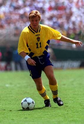 Tomas Brolin (Schweden) am Ball -  Fußball WM Herren Weltmeisterschaft 1994, Nationalmannschaft, Nationalteam, Nationaltrikot, Länderspiel Einzelbild Los Angeles Pasadena Dynamik,