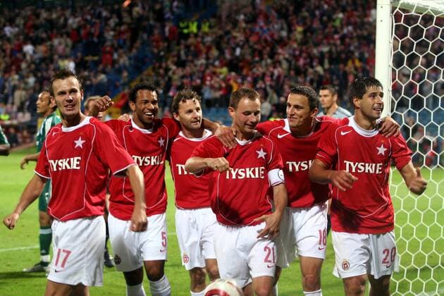 Torjubel Wisla Krakow, v. li.: Marek Zienczuk, Jean Paulista, Marek Penksa, Tomasz Frankowski, Dariusz Dudka und Roberto Mauro Cantoro -  Fußball EC 1 Herren Champions League Qualifikation 2005, Wisla Krakau Gruppe Krakau Freude,