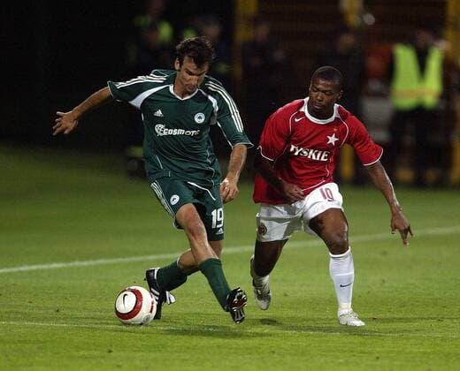Anthony Seric (Panathinaikos, li.) gegen Kalu Uche (Wisla Krakow) -  Fußball EC 1 Herren Champions League Qualifikation 2005, Wisla Krakau - Panathinaikos Athen 3:1 Gruppe Krakau Dynamik,