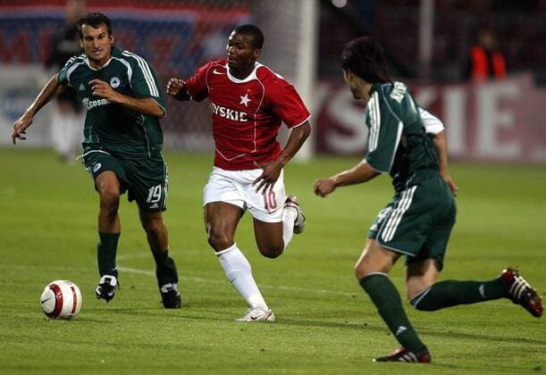 Anthony Seric (Panathinaikos, li.) gegen Kalu Uche (Wisla Krakow) -  Fußball EC 1 Herren Champions League Qualifikation 2005, Wisla Krakau - Panathinaikos Athen 3:1 Gruppe Krakau Dynamik,
