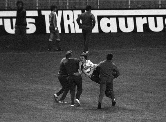 Ein Randalierer wird von drei Sicherheitskräften vom Platz getragen Fußball EC 1 Herren Europapokal der Landesmeister 1974 1975, Europacup, Finale, Endspiel Totale Paris