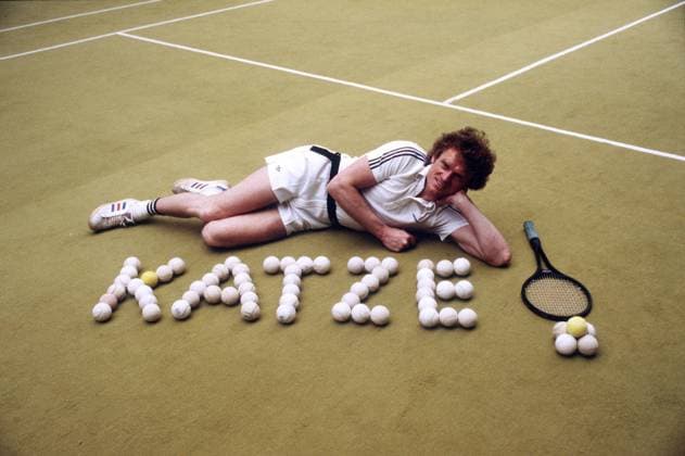 Torwart Sepp Maier (Bayern) hat Katze mit Tennisbällen auf den Boden seiner Tennishalle geschrieben - Anlehnung an seinen Spitznamen: Die Katze von Anzing Fußball 1. BL Herren Saison 1979 1980, FC Bayern München Aufnahmedatum geschätzt München