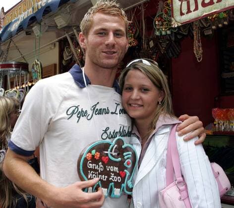 Lukas Sinkiewicz (Köln) grüßt mit seiner Freundin Laura vom Kölner Zoo Fußball 1. BL Herren Saison 2005 2006, 1. FC Köln, Shooting, Fotoshooting, Fototermin Gruppe Köln