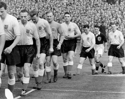 Einmarsch England, v.li.: x, Stanley Matthews, Don Revie, Torwart Bert Williams, Duncan Edwards, x, ein Schotte und Nathaniel Lofthouse -  Fußball Länderspiel Herren Länderspiel 1955, Nationalmannschaft, Nationalteam, Nationaltrikot, England - Schottland 7:2 Gruppe London