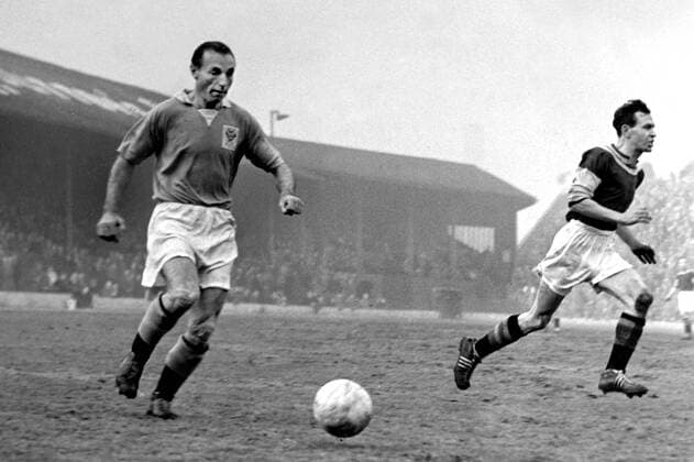Stanley Matthews (Blackpool, li.) am Ball -  Fußball Herren English First Division 1955 1956, 1. Englische Liga, FC Blackpool - Aston Villa 6:0 Gruppe Blackpool Dynamik,