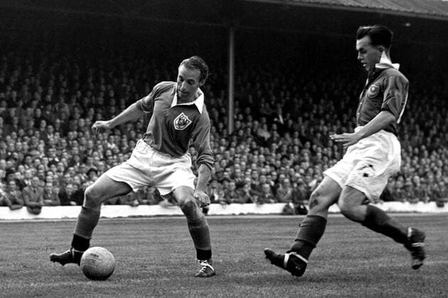 Stanley Matthews (Blackpool, li.) gegen Barry Mansell (Portsmouth) -  Fußball Herren English First Division 1951 1952, 1. Englische Liga, FC Blackpool - FC Portsmouth 0:0 Gruppe Blackpool Dynamik,