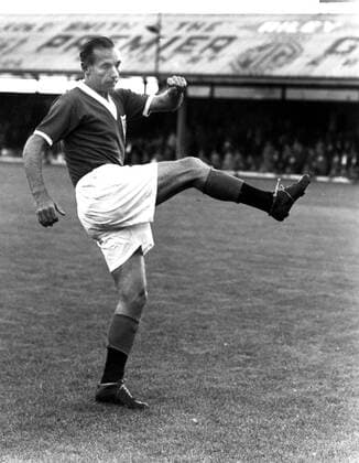 Stanley Matthews (Blackpool) zieht ab -  Fußball Herren English First Division 1957 1958, 1. Englische Liga, FC Blackpool Einzelbild Blackpool Dynamik,