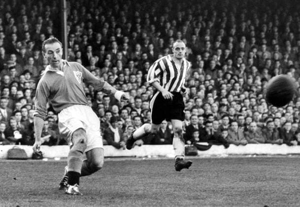 Stanley Matthews (Blackpool, li.) zieht ab -  Fußball Herren English First Division 1953 1954, 1. Englische Liga, FC Blackpool - Sheffield Wednesday 1:2 Gruppe Blackpool Dynamik,