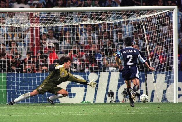 Roberto Ayala (Argentinien) trifft im Elfmeterschießen mit dem fünften Strafstoß seines Teams zum 4:3, Torwart David Seaman (England) ist machtlos -  Fußball WM Herren Weltmeisterschaft 1998, Nationalmannschaft, Nationalteam, Nationaltrikot, Länderspiel, Achtelfinale Totale St. Etienne