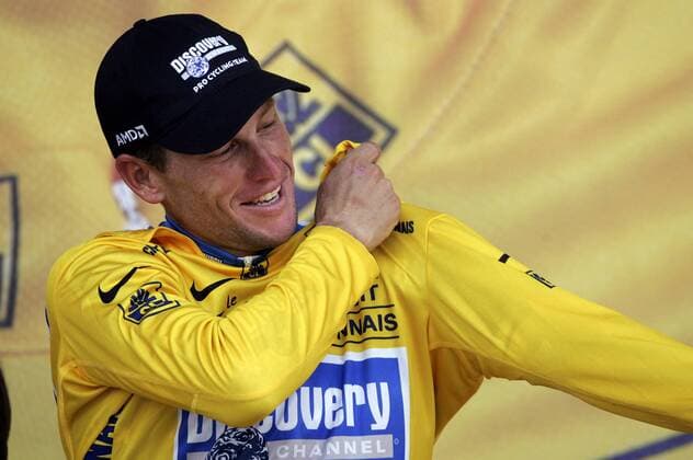 Lance Armstrong (USA Discovery Channel) streift sich während der Siegerehrung nach der 13. Etappe der Tour de France 2005 das gelbe Trikot über -  Radsport Herren Tour de France 2005, ProTour, Straßenradsport, Straße, Rad Einzelbild 13. Etappe: Miramas - Montpellier