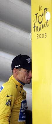Lance Armstrong (USA Discovery Channel) - Abgang nach der Siegerehrung -  Radsport Herren Tour de France 2005, ProTour, Straßenradsport, Straße, Rad Einzelbild 19. Etappe: Issoire - Le Puy en Velay