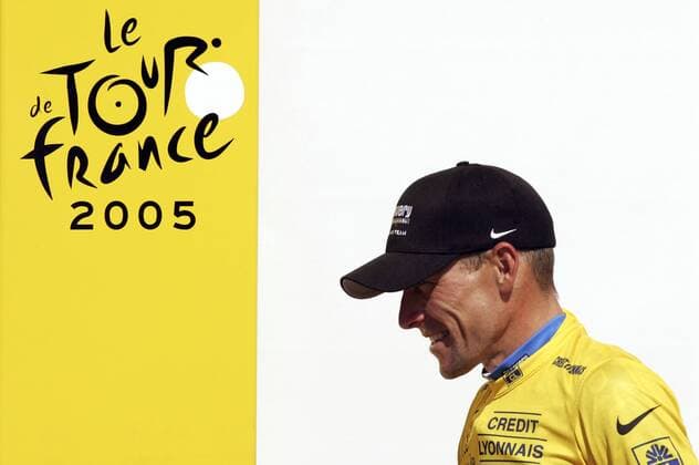 Lance Armstrong (USA Discovery Channel) - Abgang nach der Siegerehrung -  Radsport Herren Tour de France 2005, ProTour, Straßenradsport, Straße, Rad Einzelbild 16. Etappe: Mourenx - Pau