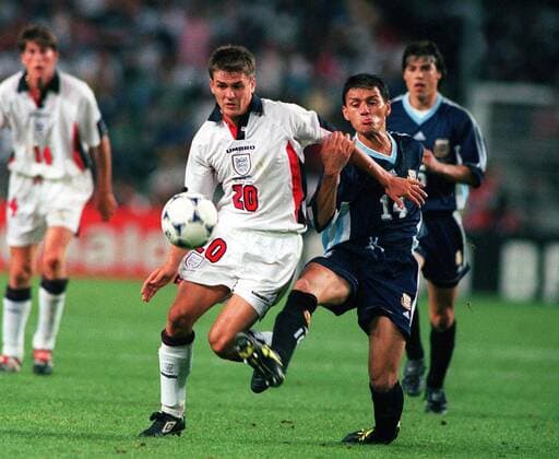 Michael Owen (England, li.) gegen Nelson Vivas (Argentinien) -  Fußball WM Herren Weltmeisterschaft 1998, Nationalmannschaft, Nationalteam, Nationaltrikot, Länderspiel, Achtelfinale Gruppe St. Etienne Dynamik, Kampf,