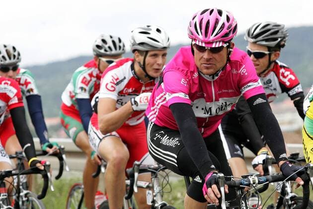 Jan Ullrich (Deutschland T Mobile, vorn) ist es anscheinend zu kalt Radsport Herren 80. TEAG Hainleite 2005, Straßenradsport, Straße, Rad Gruppe Erfurt