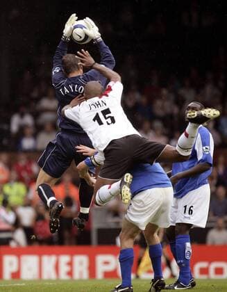 Collins John (Fulham) versucht waghalsig und vergeblich an Torwart Maik Taylor (Birmingham) -  Fußball Herren English Premier League 2005 2006, 1. Englische Liga, FC Fulham - Birmingham Citty 0:0 Gruppe London Dynamik, Kampf