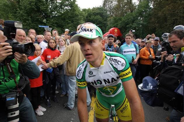 Bert Grabsch (Deutschland Phonak), Sieger der Hainleite 2005, umlagert von Zuschauern Radsport Herren 80. TEAG Hainleite 2005, Straßenradsport, Straße, Rad Totale Erfurt