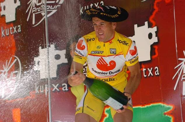 Constantino Zaballa (Spanien Saunier Duval Prodir), Sieger der Clasica San Sebastian 2005, verteilt eine Champagnerdusche -  Radsport Herren Clasica San Sebastian 2005, Classica, ProTour, Straßenradsport, Straße, Rad Einzelbild San Sebastian Begeisterung, Freude,