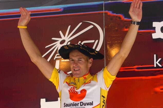 Constantino Zaballa (Spanien Saunier Duval Prodir) trägt als Sieger der Clasica San Sebastian 2005 eine landestypische Baskenmütze -  Radsport Herren Clasica San Sebastian 2005, Classica, ProTour, Straßenradsport, Straße, Rad Einzelbild San Sebastian Freude,