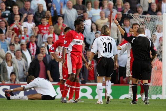 FIFA Schiedsrichter Mark Halsey (re.) zeigt Ugo Ehiogu (Middlesbrough, Mitte) die rote Karte aufgrund eines Foulspiels an Steven Gerrard ( li., Liverpool) -  Fußball Herren English Premier League 2005 2006, 1. Englische Liga, FC Middlesbrough - FC Liverpool 0:0 Gruppe Middlesbrough