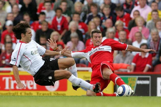 Fernando Morientes (Liverpool, li.) steigt gegen Franck Queudrue (Middlesbrough) hart ein -  Fußball Herren English Premier League 2005 2006, 1. Englische Liga, FC Middlesbrough - FC Liverpool 0:0 Gruppe Middlesbrough Dynamik, Kampf,