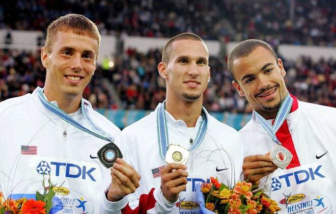 Siegerehrung 400m der Männer: Jeremy Wariner (Mitte), Andrew Rock (li., beide USA) und Tyler Christopher (Kanada) präsentieren stolz ihre Medaillen Leichtathletik WM Herren Weltmeisterschaft 2005, Nationaltrikot, 400 m, Meter Gruppe Helsinki