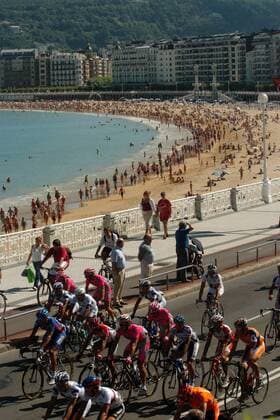 Keine Zeit für Urlaubsgefühle - Das Fahrerfeld bei der Clasica San Sebastian 2005 fährt an der Strandpromenade entlang, ohne auch nur kurz über das Meer zu blicken -  Radsport Herren Clasica San Sebastian 2005, Classica, ProTour, Straßenradsport, Straße, Rad Totale Mittelmeer San Sebastian