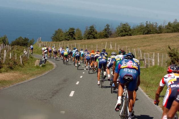 Das Fahrerfeld in einer Abfahrt bei der Clasica San Sebastian 2005 -  Radsport Herren Clasica San Sebastian 2005, Classica, ProTour, Straßenradsport, Straße, Rad Totale San Sebastian
