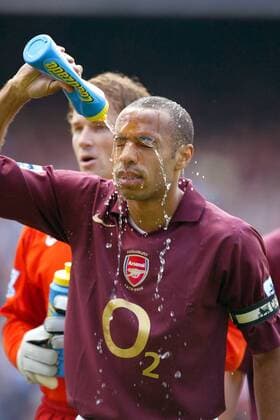 Thierry Henry (Arsenal) kühlt sich mit dem Wasser aus einer Trinkflasche ab -  Fußball Herren English Premier League 2005 2006, 1. Englische Liga, Arsenal FC London Einzelbild London
